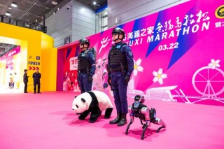 首个全交通警种机器人 魔法原子持证上岗无锡马拉松