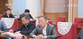 李强总理主持召开经济形势专家和企业家座谈会，参会发言的都有谁？