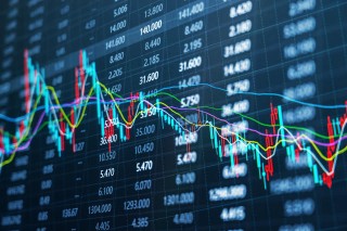 如何准确计算期货投资的潜在收益？这些收益受到哪些因素影响？