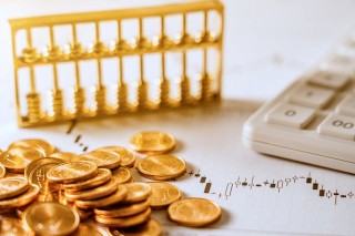 如何在国际市场中进行黄金投资？这种投资面临哪些挑战？