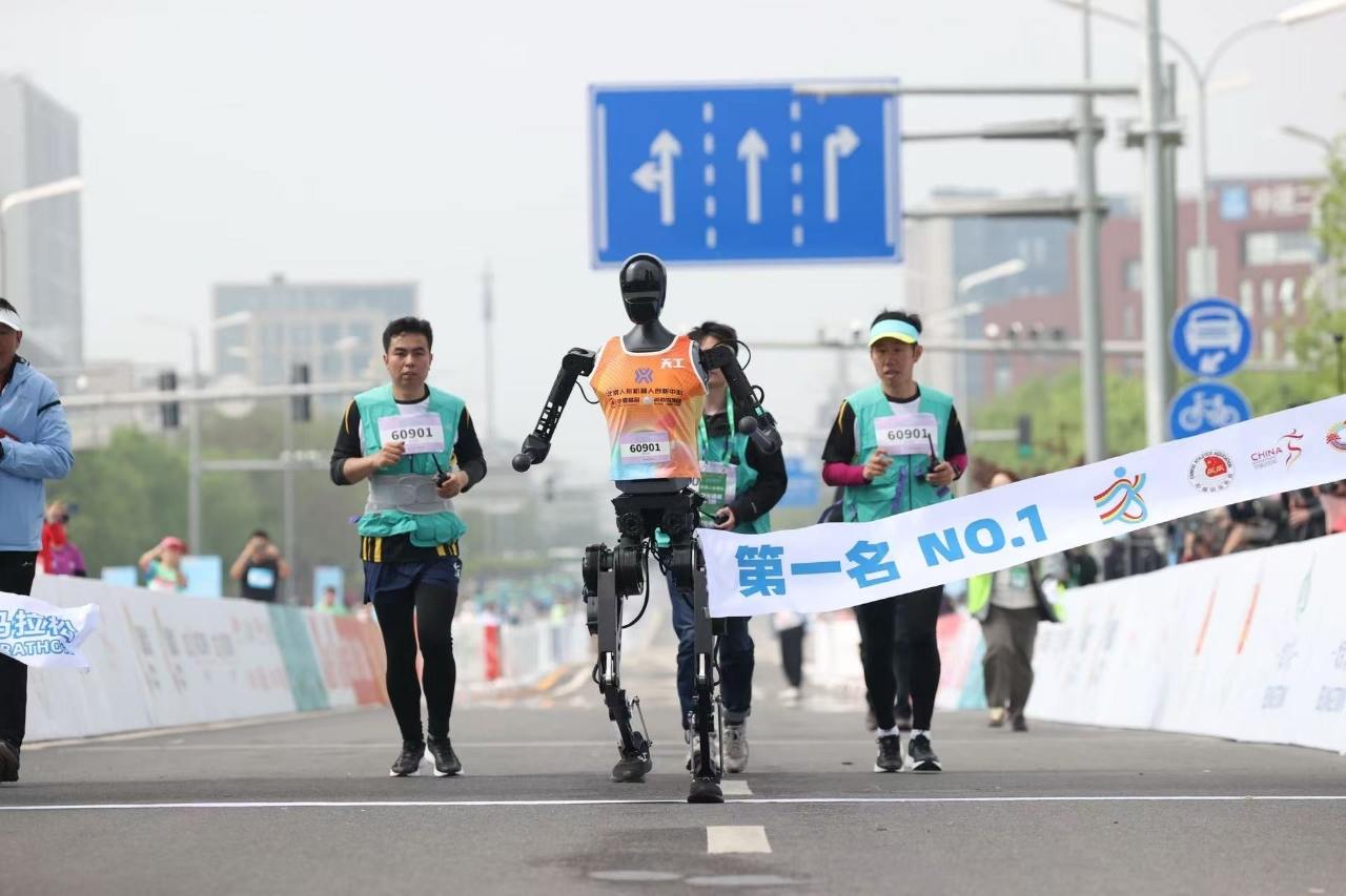 “1米8大高个”VS“旋风小子” 全球首个人形机器人半马落幕!北京亦庄为何“领跑”?|“奔跑吧”具身智能② 第2张 “1米8大高个”VS“旋风小子” 全球首个人形机器人半马落幕!北京亦庄为何“领跑”?|“奔跑吧”具身智能② 第2张