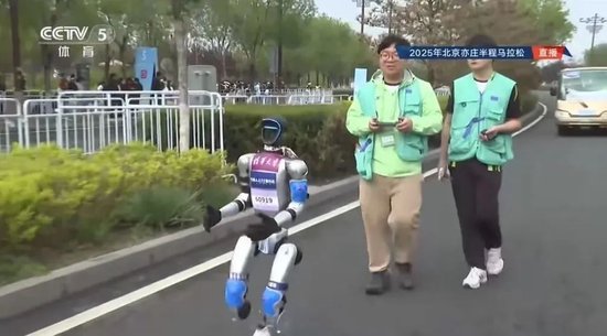 人形机器人半马奖项发布！宇树科技回应G1摔倒：未参赛，最近事多！夺冠机器人背后股东涉这些上市公司  第8张