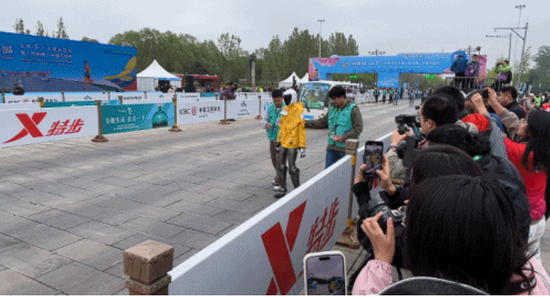 人形机器人半马奖项发布！宇树科技回应G1摔倒：未参赛，最近事多！夺冠机器人背后股东涉这些上市公司  第24张