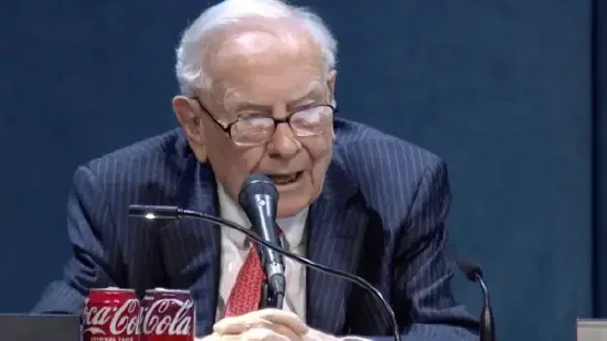 巴菲特向股东保证不会花钱办蠢事 调侃称政府才那么干 第1张 巴菲特向股东保证不会花钱办蠢事 调侃称政府才那么干 第1张