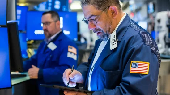 尾盘：美股继续下滑 道指下跌300点  第1张