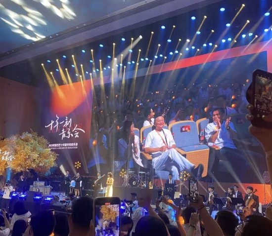 马云现身阿里音乐会,挥手致意引发全场热烈掌声 第1张 马云现身阿里音乐会,挥手致意引发全场热烈掌声 第1张