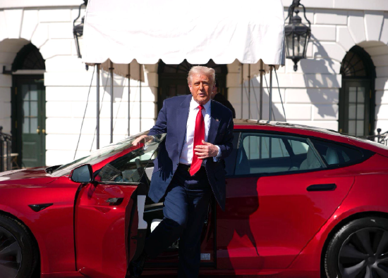 与马斯克公开决裂后 特朗普正考虑处置其红色特斯拉汽车  第1张