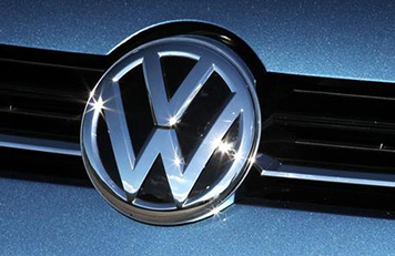 如何打开汽车引擎盖?大众polo引擎盖打开方法是什么? 第1张 如何打开汽车引擎盖?大众polo引擎盖打开方法是什么? 第1张