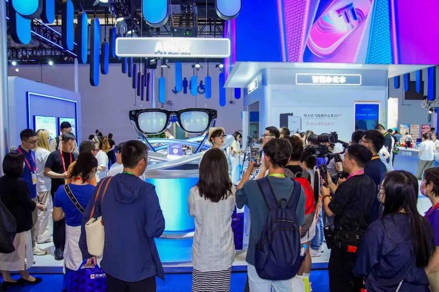 科大讯飞携AI眼镜亮相消博会,全场景AI赋能海南自贸港跨语言沟通 第2张 科大讯飞携AI眼镜亮相消博会,全场景AI赋能海南自贸港跨语言沟通 第2张
